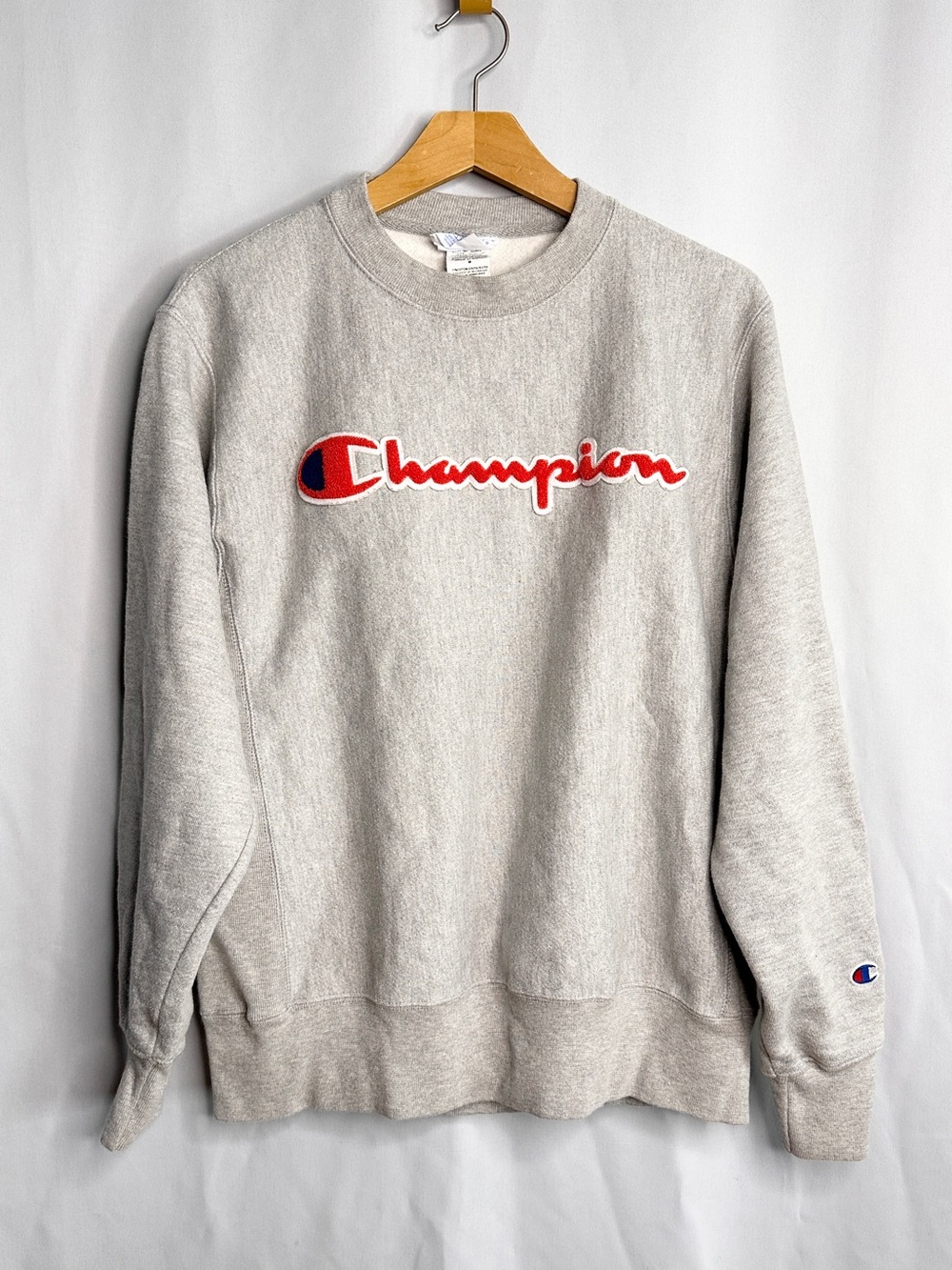 Urban Outfitters Champion Chenille Script Logo Crew Neck Sweatshirt Pullover M